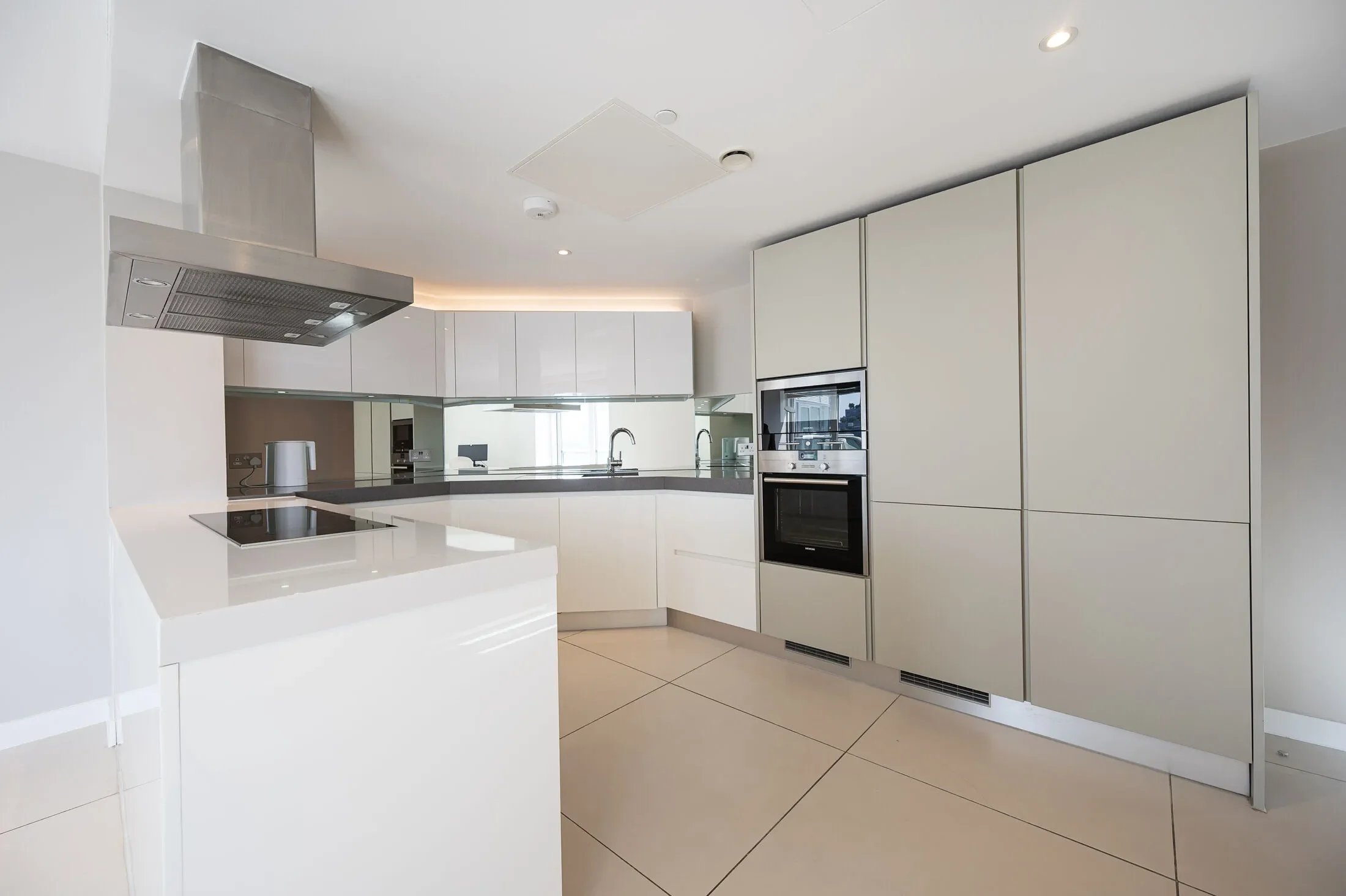 Flat Kingsbridge Road in Greater London