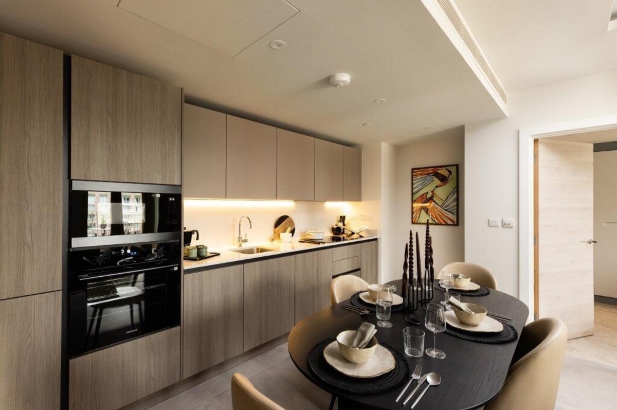 Flat Forfar Road in Greater London