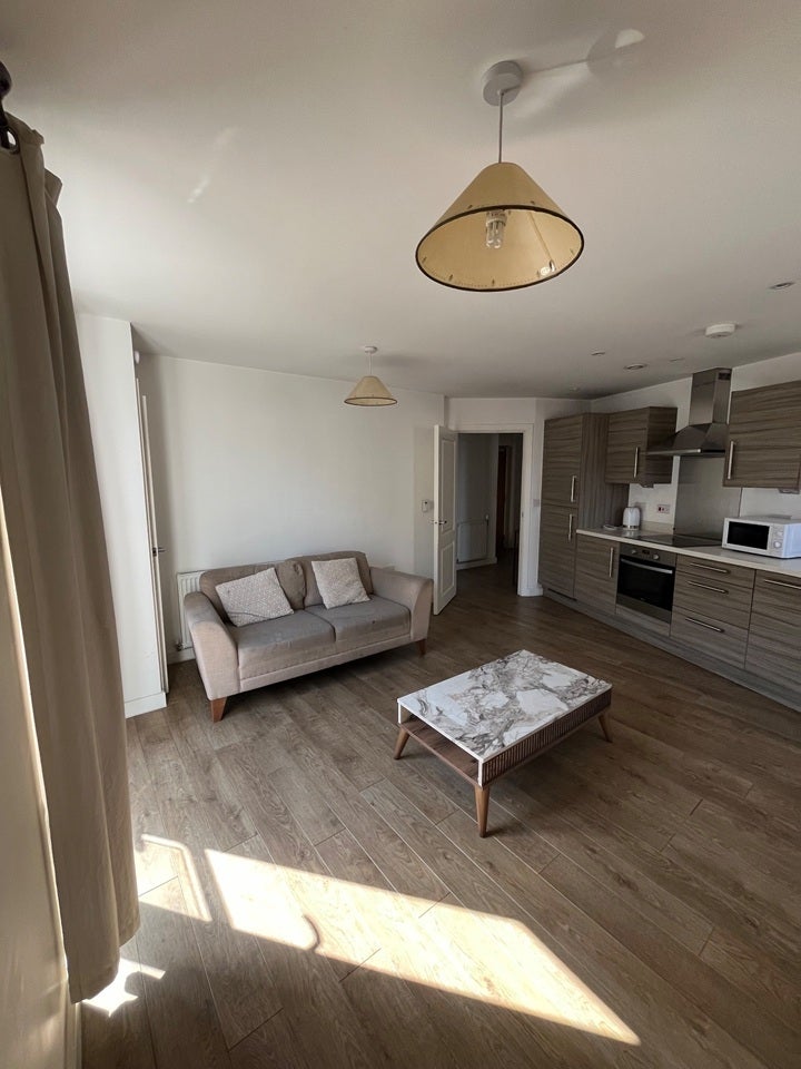 Flat Garratt Lane in Greater London