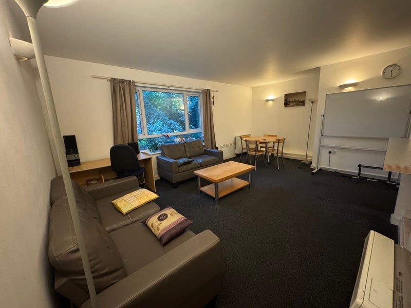Room Lower Park Road in Manchester