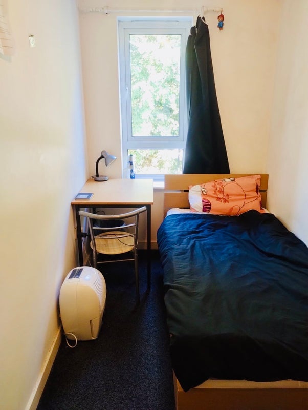 Room Lower Park Road in Manchester