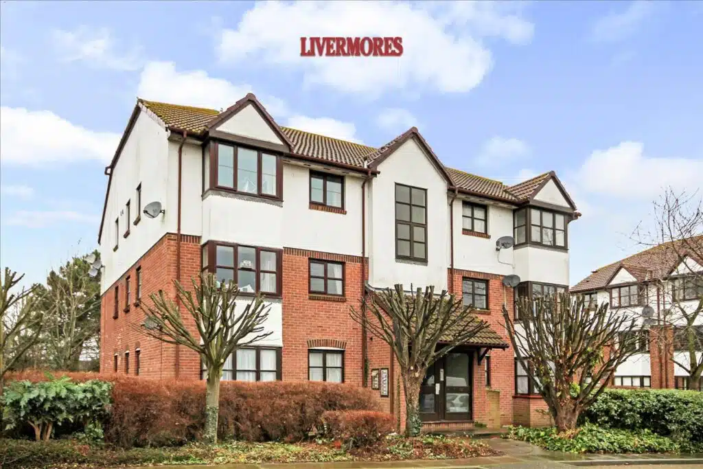 Flat Bishops Court in Dartford