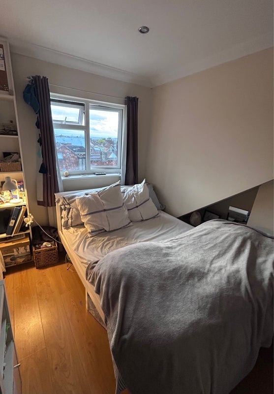 Room Coldharbour Road in Bristol
