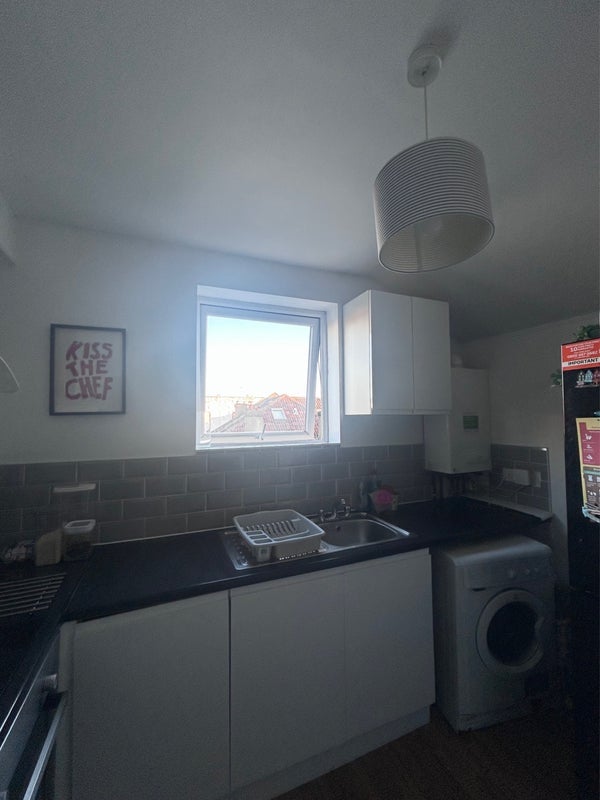 Room Coldharbour Road in Bristol