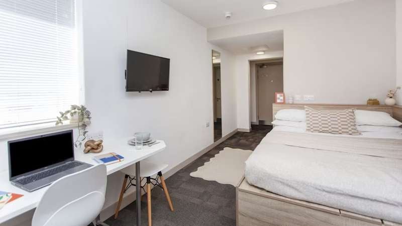 Room King's Road in Reading