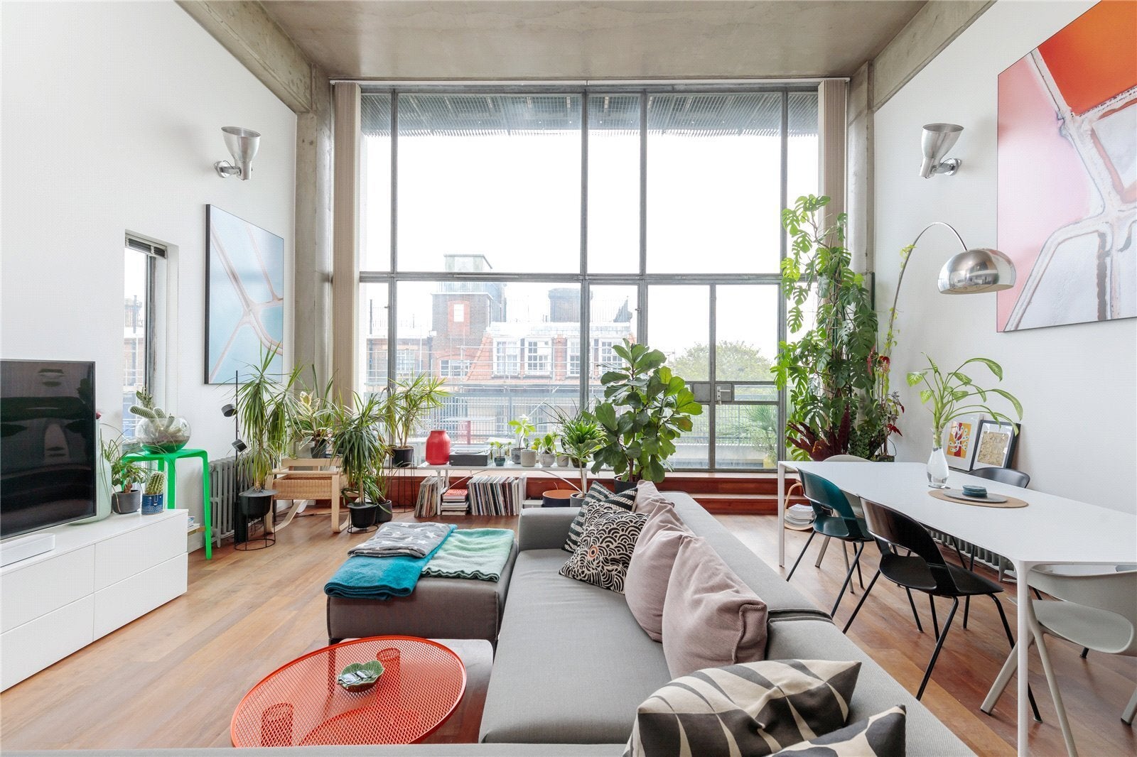 Flat Wenlock Road in Greater London
