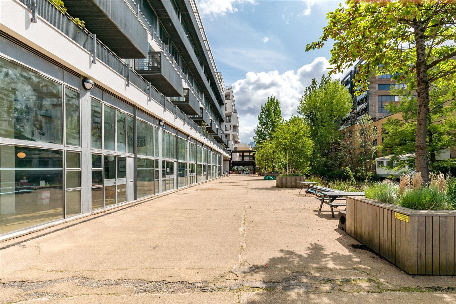 Flat Wenlock Road in Greater London