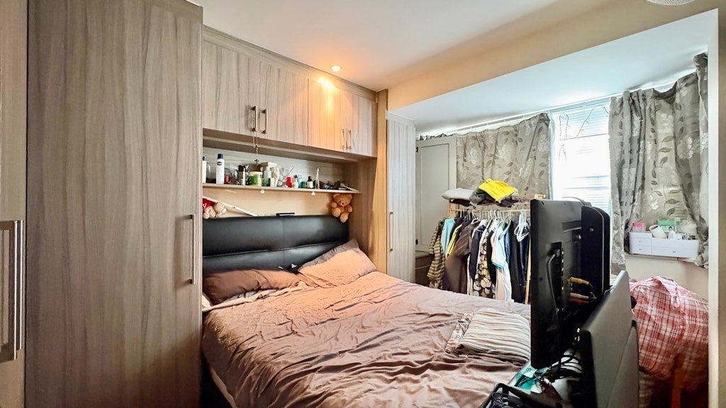 Flat Clare Road in Greater London