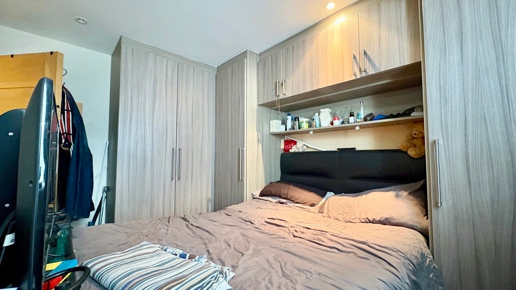 Flat Clare Road in Greater London