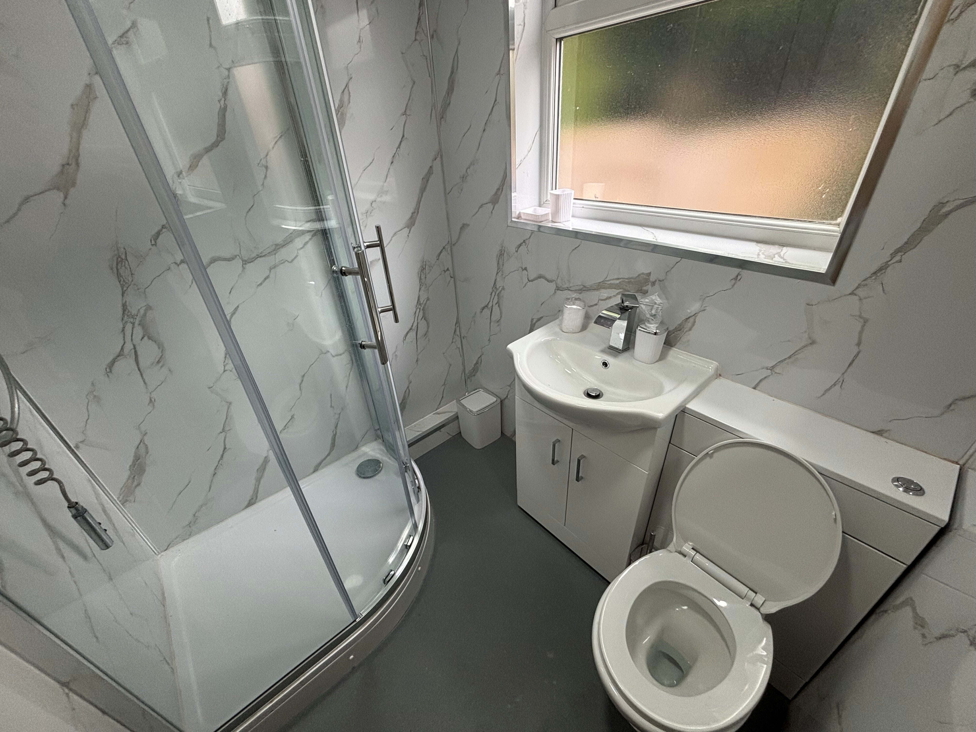 Room Kennerley Road in Bramhall