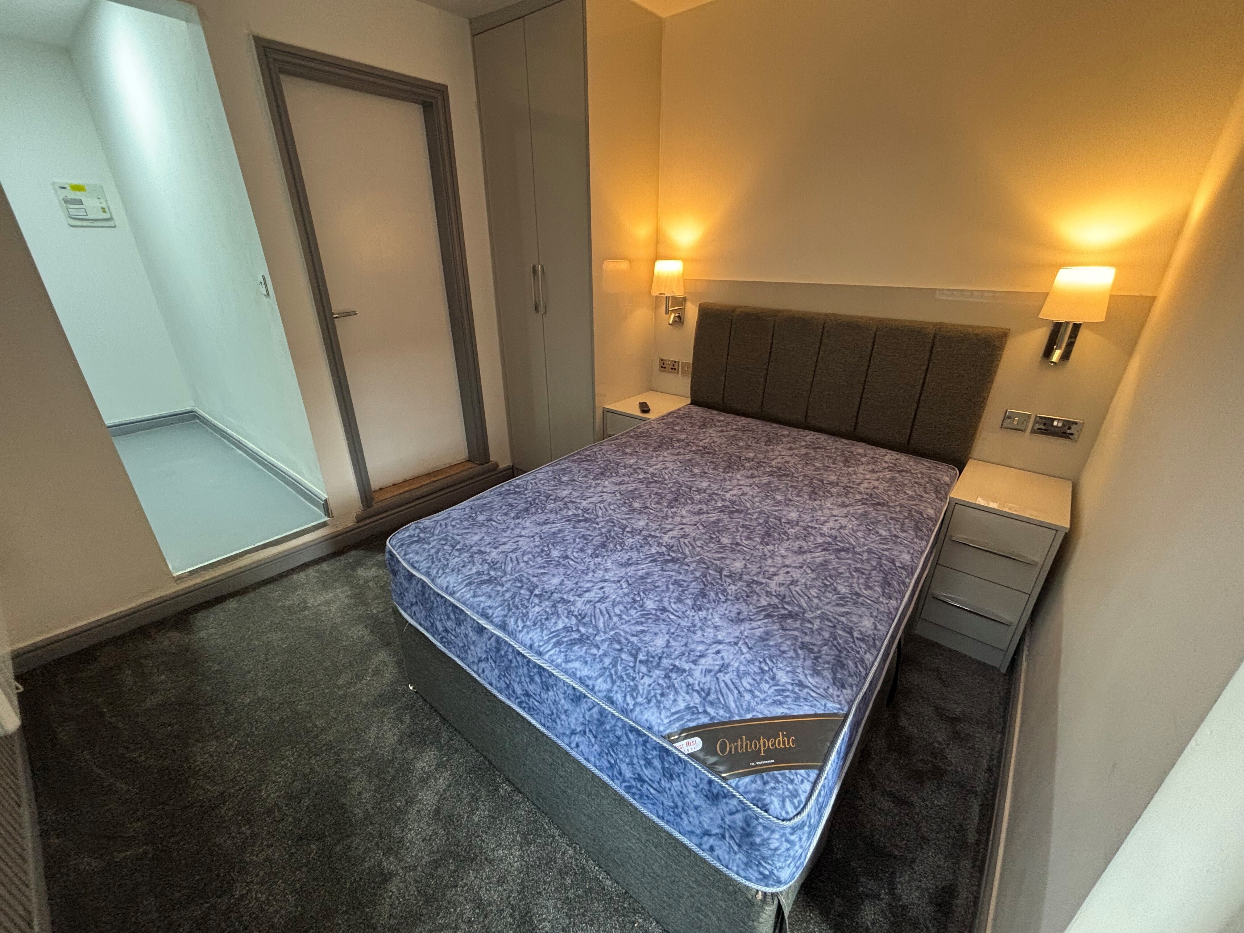 Room Kennerley Road in Bramhall