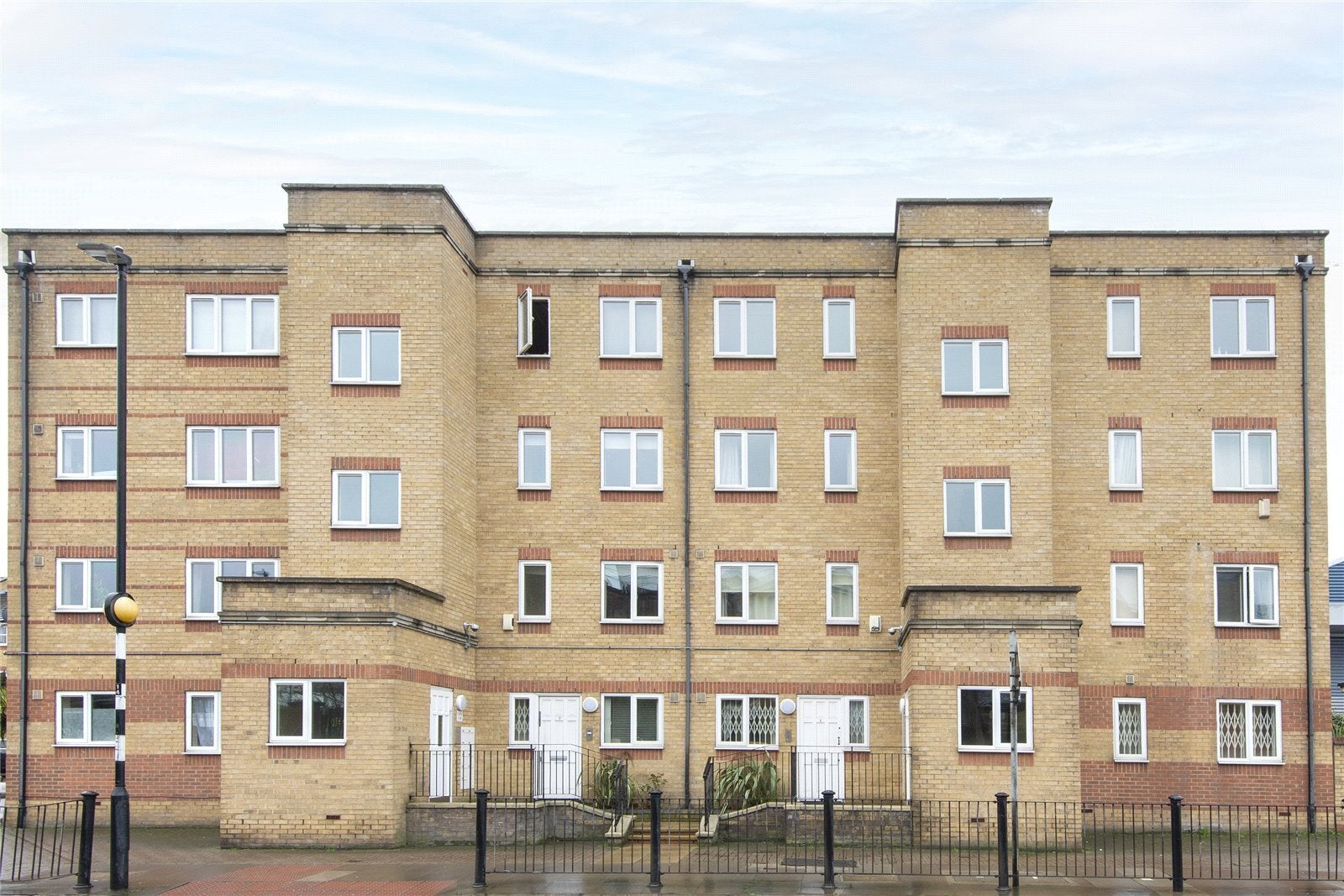 Flat Westferry Road in Greater London