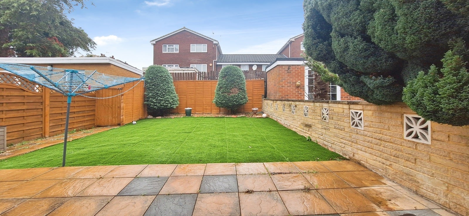 Flat Ramsey Close in Greater London