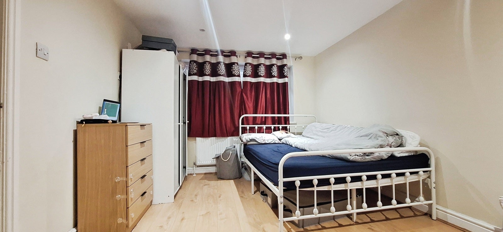 Flat Ramsey Close in Greater London