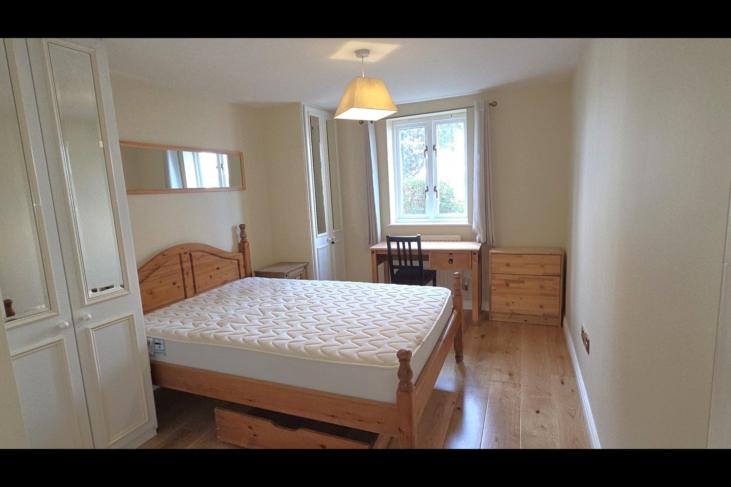 Flat Rotherhithe Street in Greater London