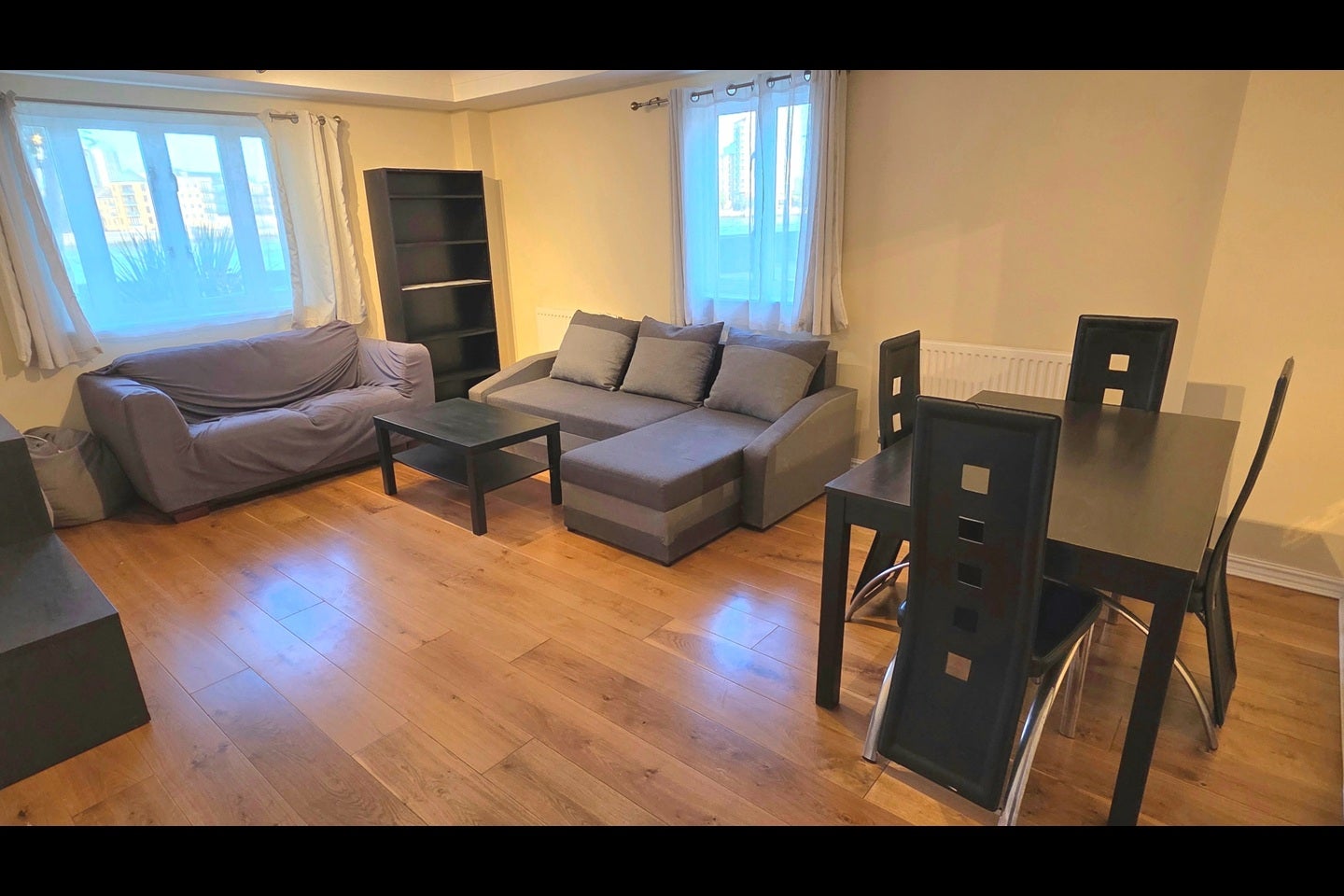 Flat Rotherhithe Street in Greater London