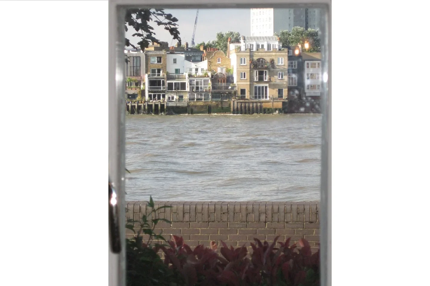 Flat Rotherhithe Street in Greater London