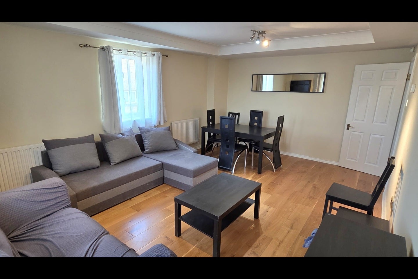 Flat Rotherhithe Street in Greater London