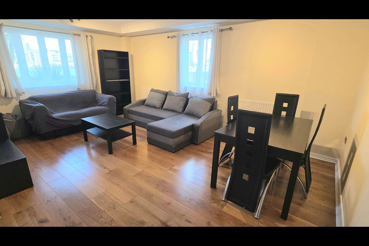 Flat Rotherhithe Street in Greater London