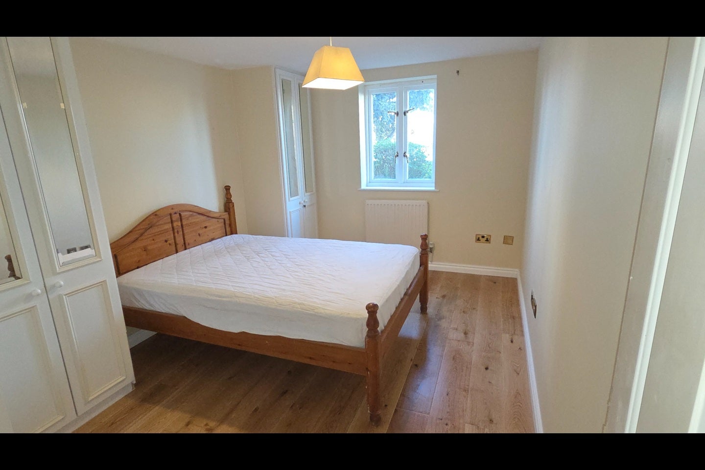 Flat Rotherhithe Street in Greater London