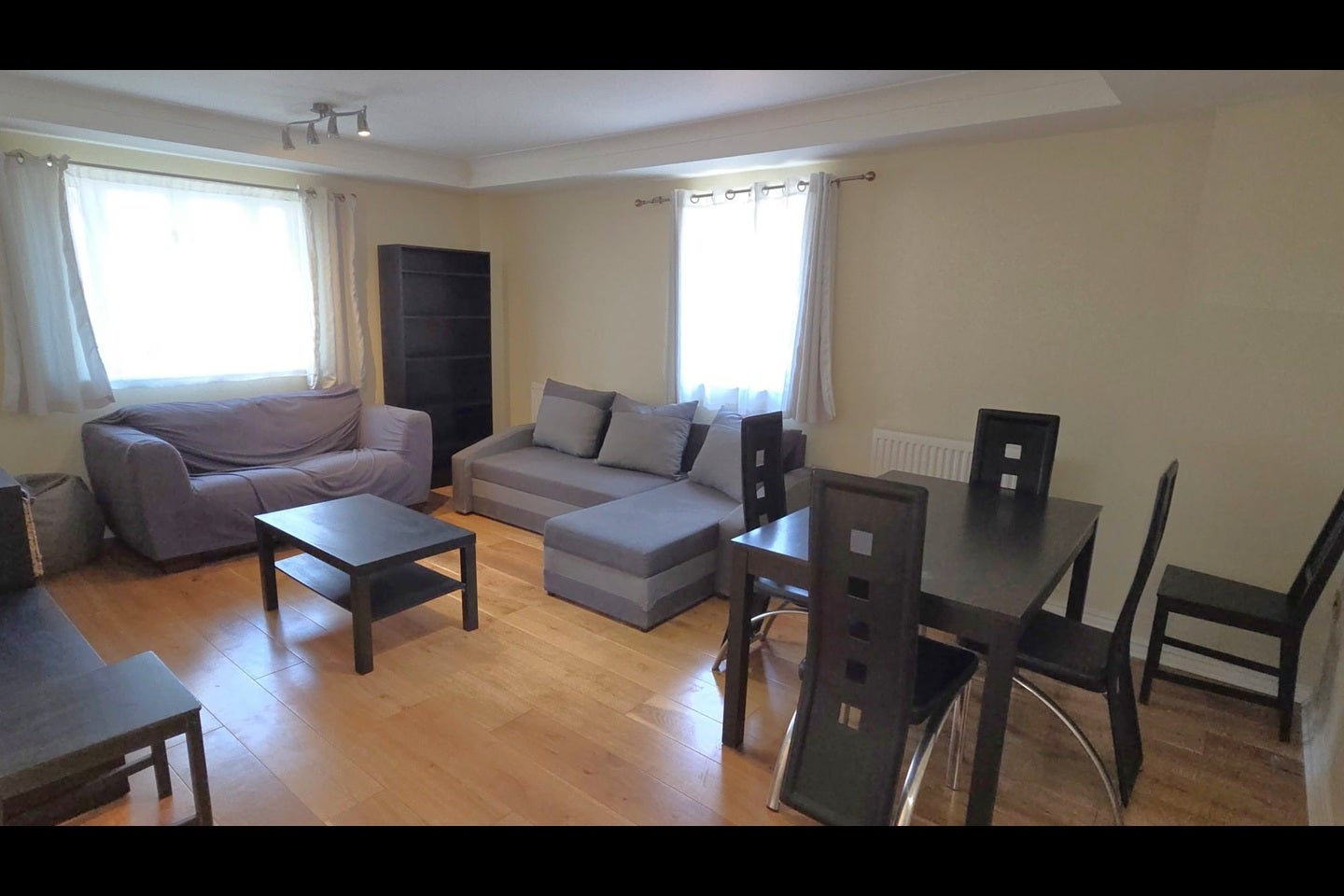 Flat Rotherhithe Street in Greater London
