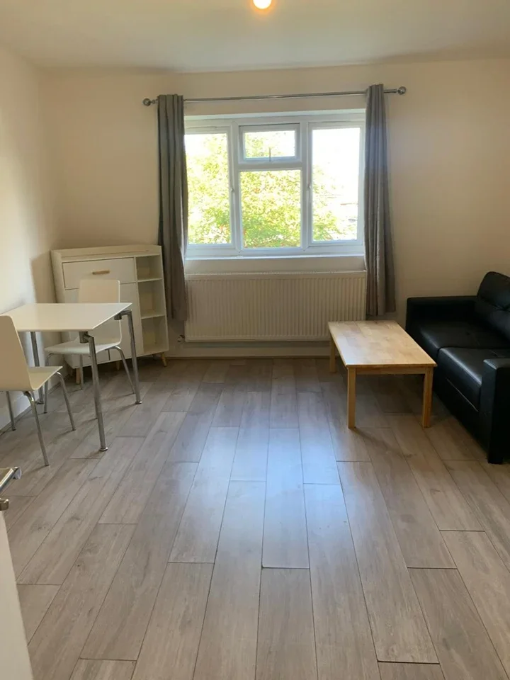 Room Crest Road in Greater London