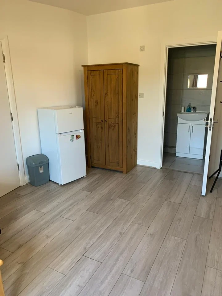 Room Crest Road in Greater London