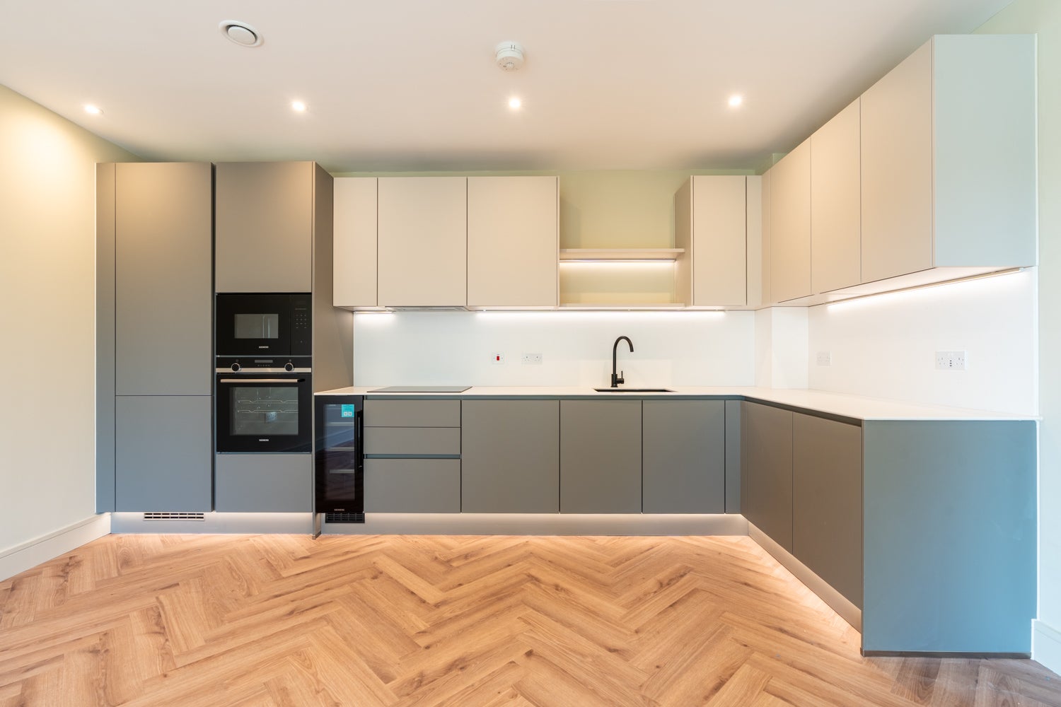 Flat Lapidge Drive in Greater London
