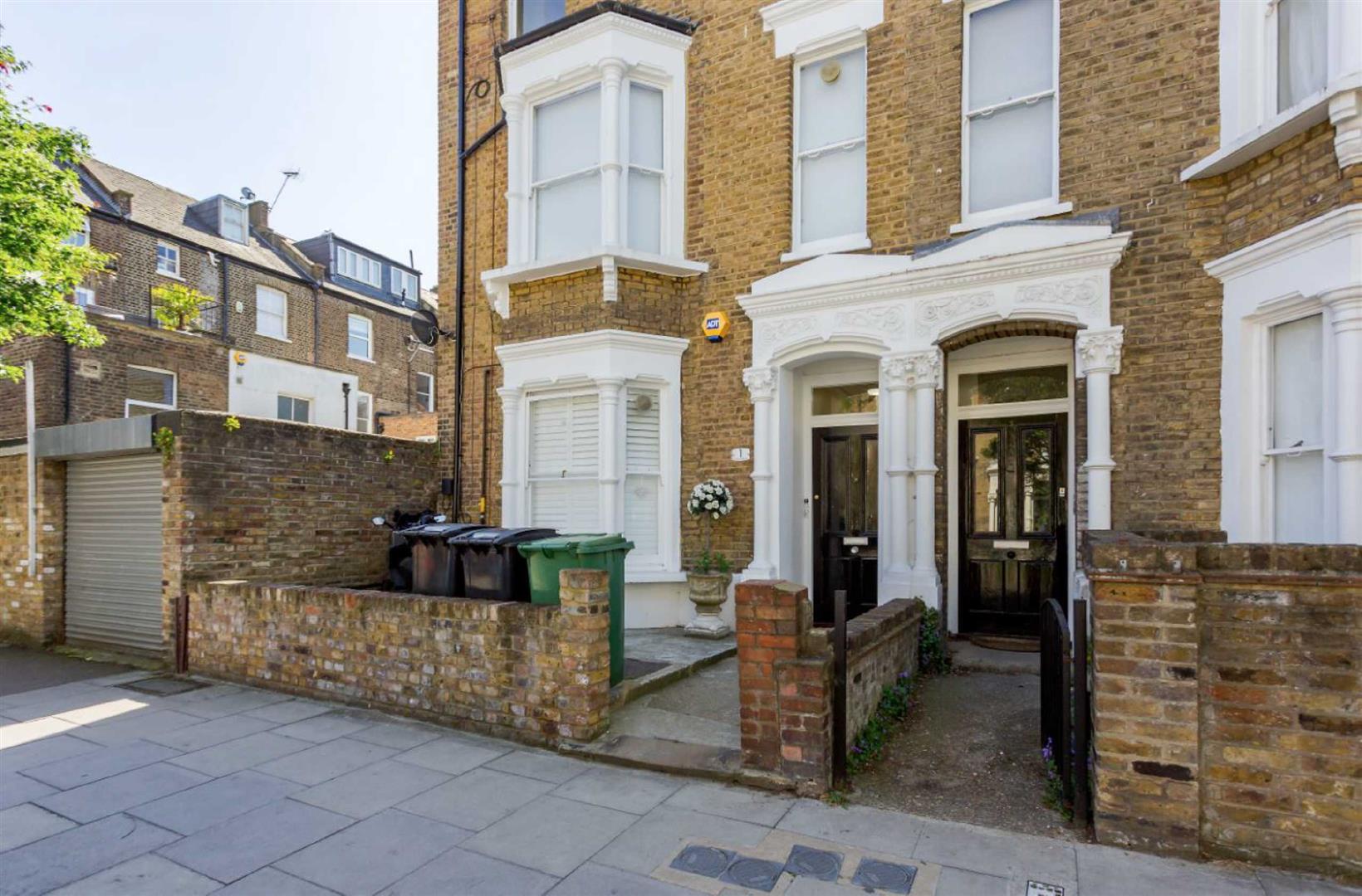 Flat Roderick Road in Greater London