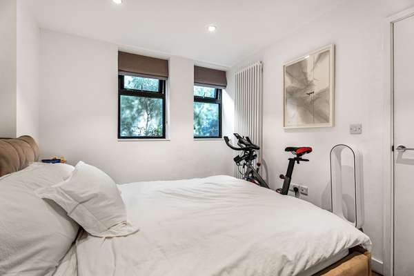 Flat Barnsbury Terrace in Greater London