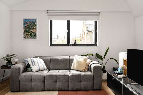 Flat Barnsbury Terrace in Greater London