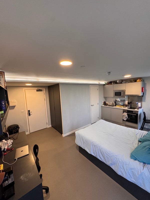 Room Alscot Road in Greater London