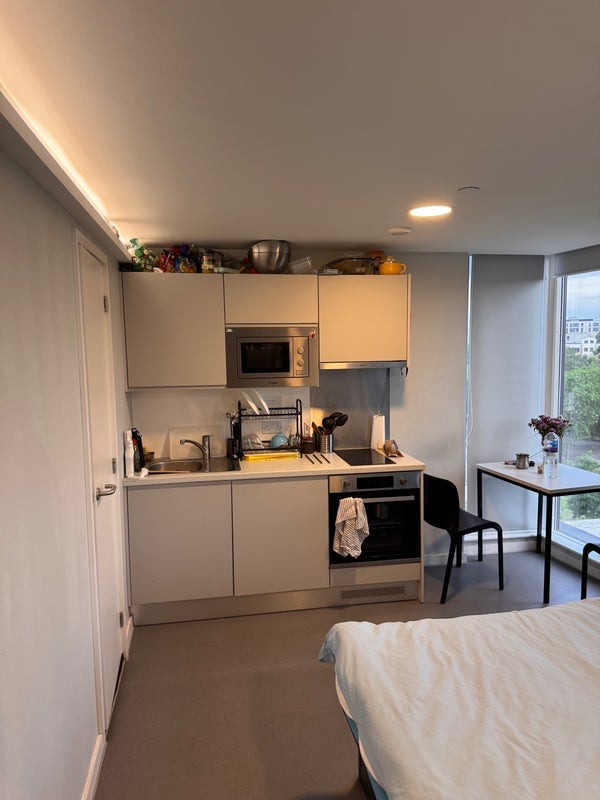 Room Alscot Road in Greater London