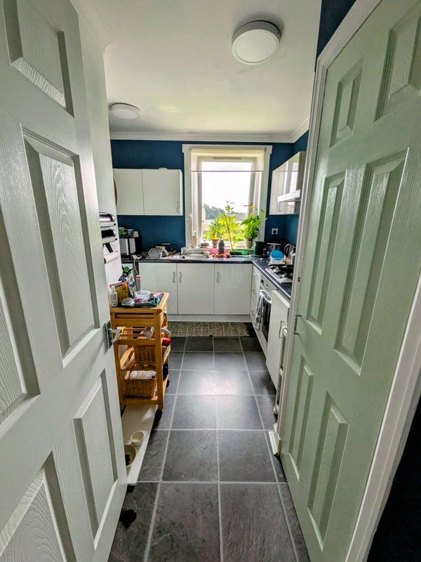 Room Cardross Avenue in Broxburn
