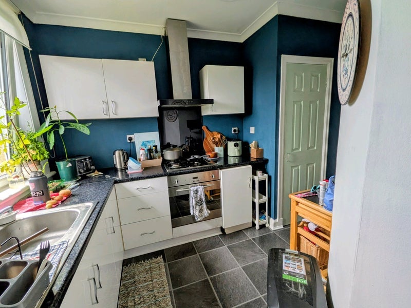 Room Cardross Avenue in Broxburn