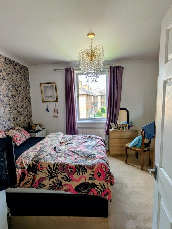 Room Cardross Avenue in Broxburn