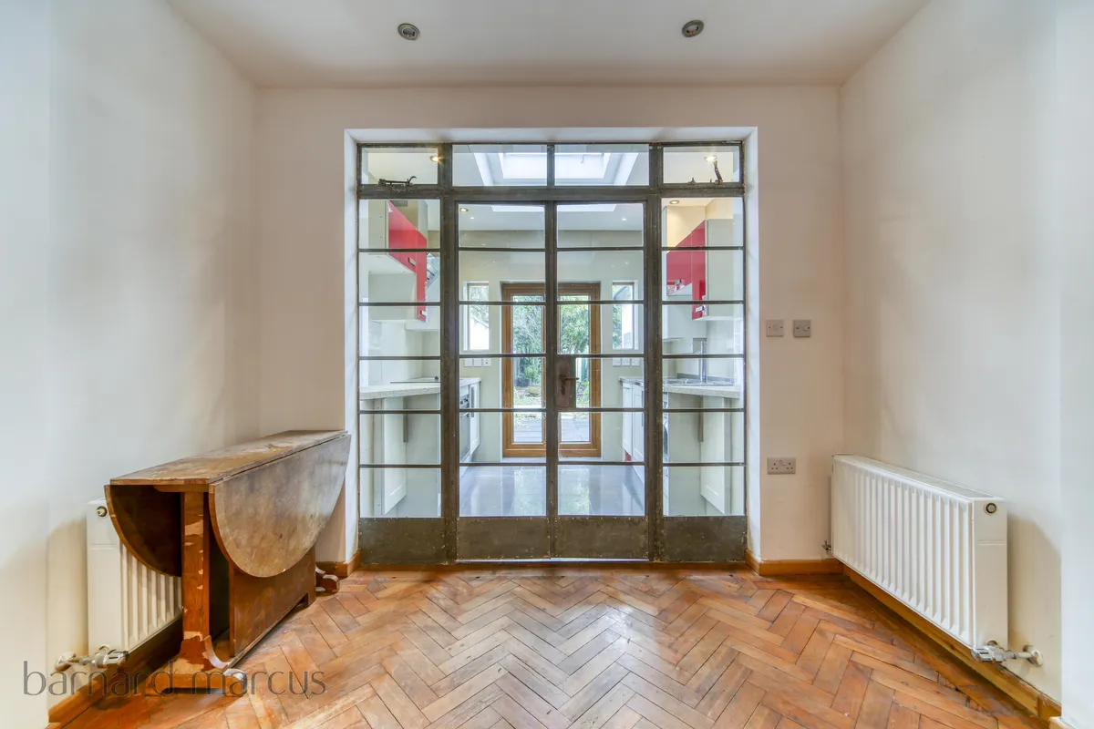 House Norbury Crescent in Greater London