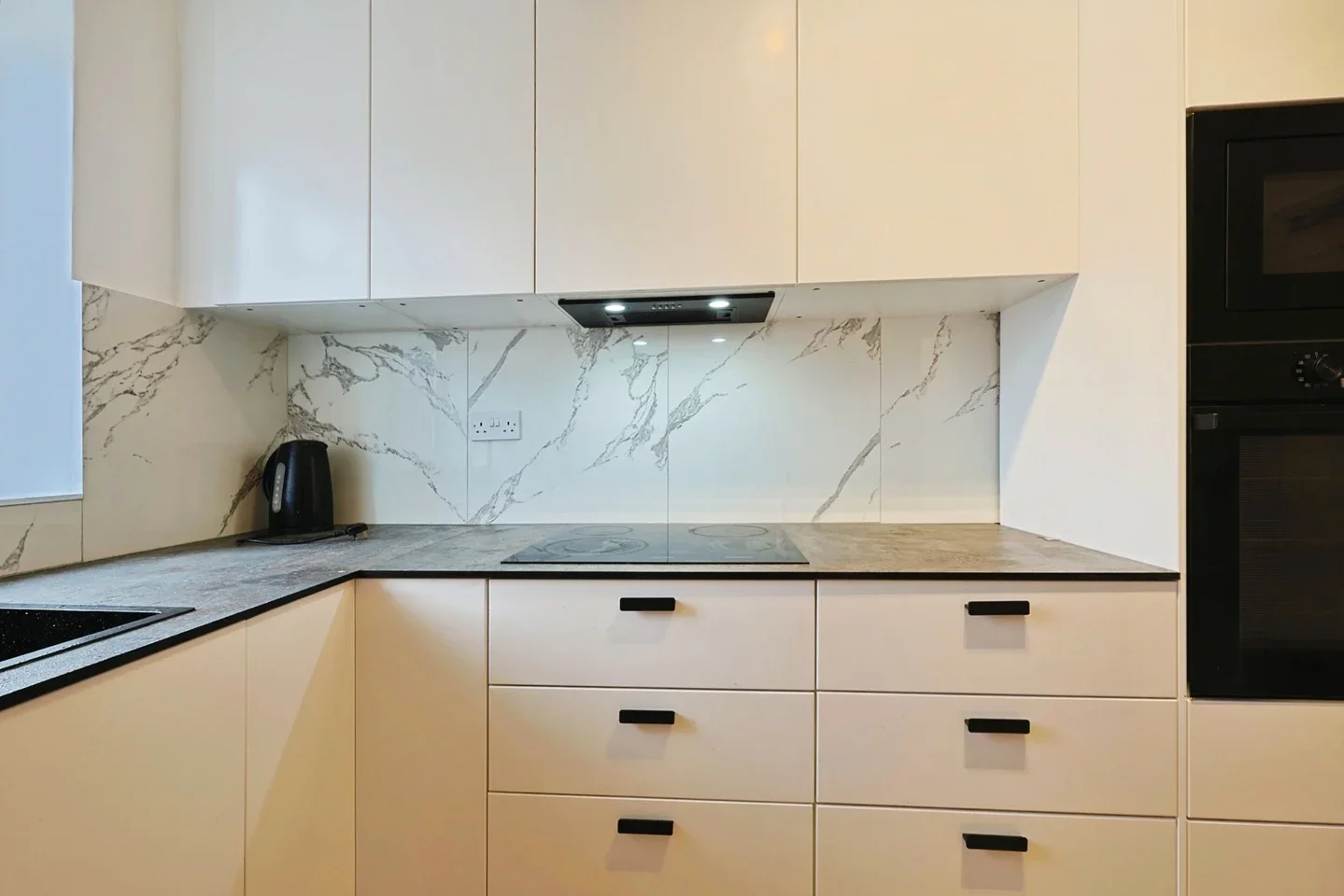 Flat Honeywell Road in Greater London