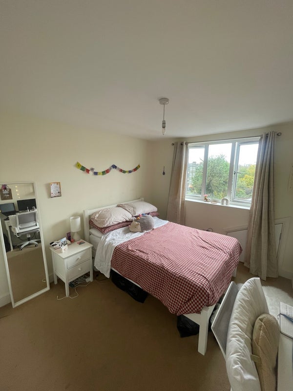 Room Lavenham Road in Greater London