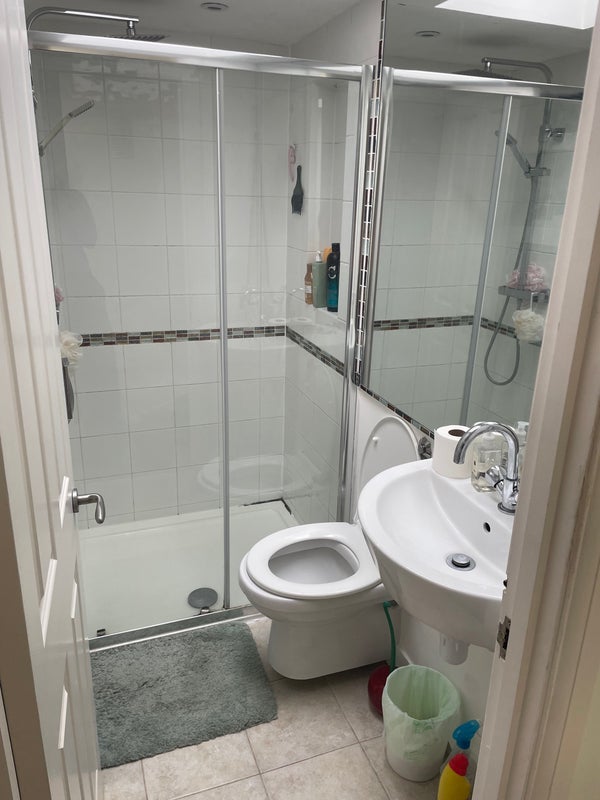 Room Lavenham Road in Greater London