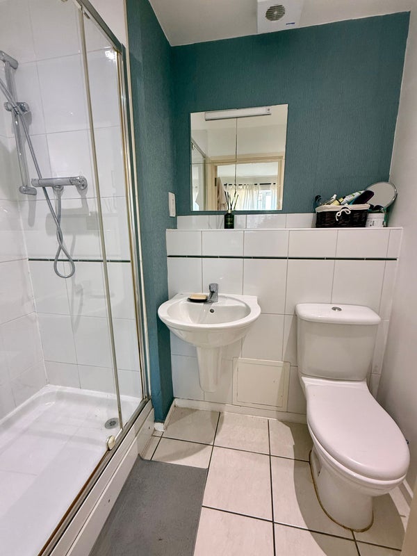 Room East India Dock Road in Greater London