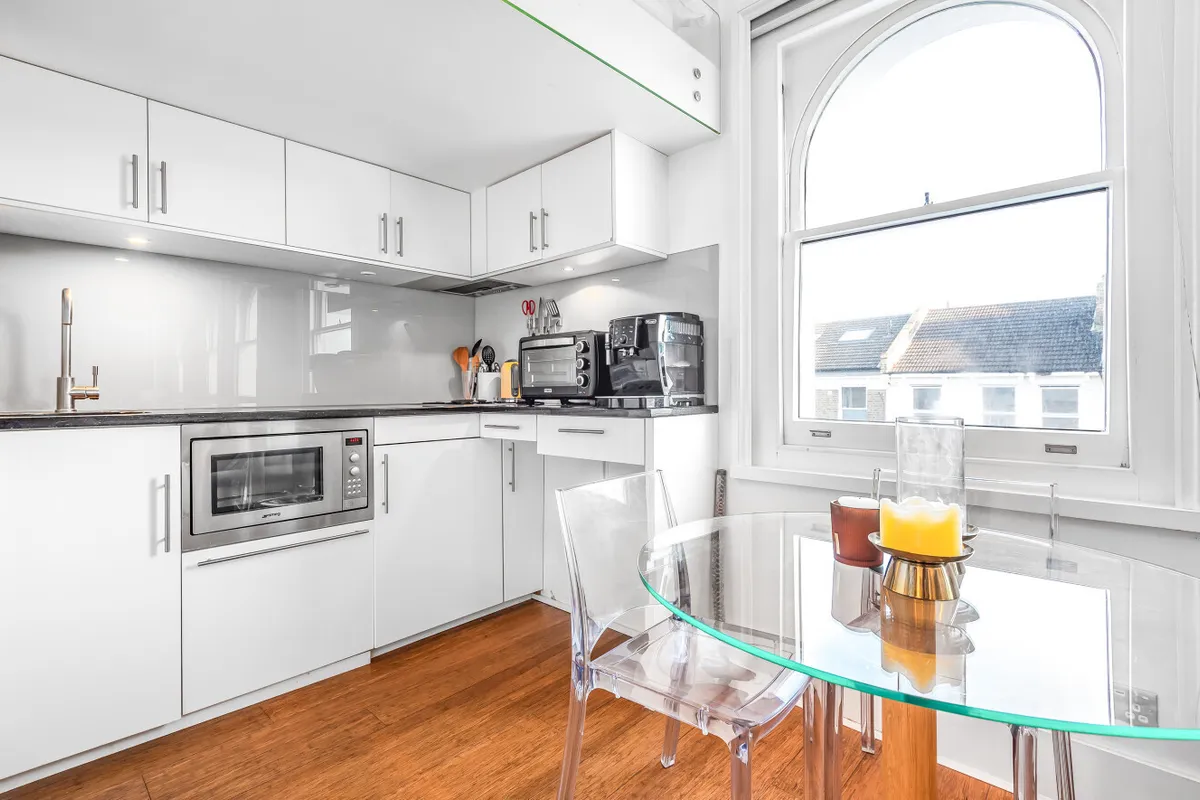 Flat Netherwood Road in Greater London