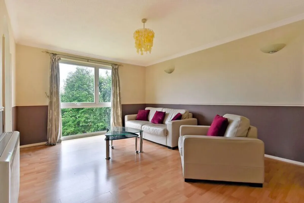 Flat Brunswick Park Road in Greater London