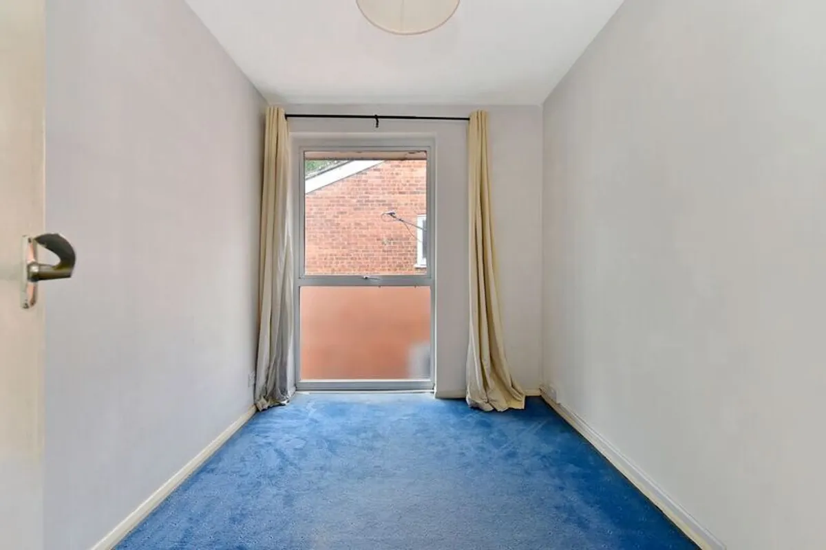 Flat Brunswick Park Road in Greater London