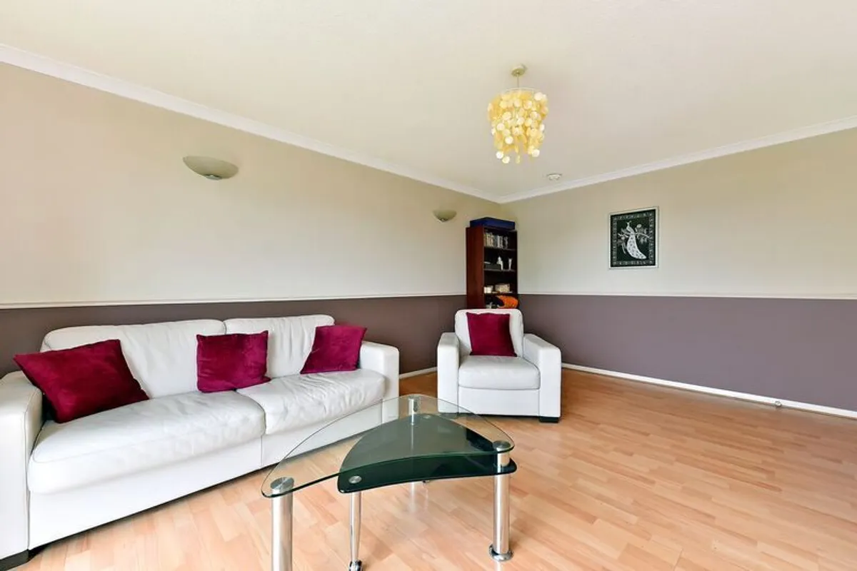 Flat Brunswick Park Road in Greater London