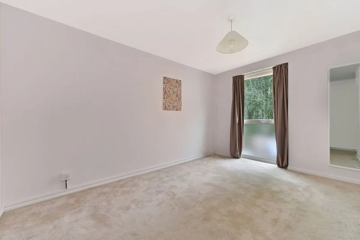 Flat Brunswick Park Road in Greater London