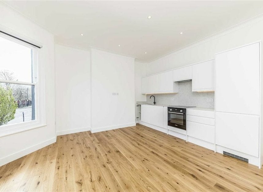 Flat Avignon Road in Greater London