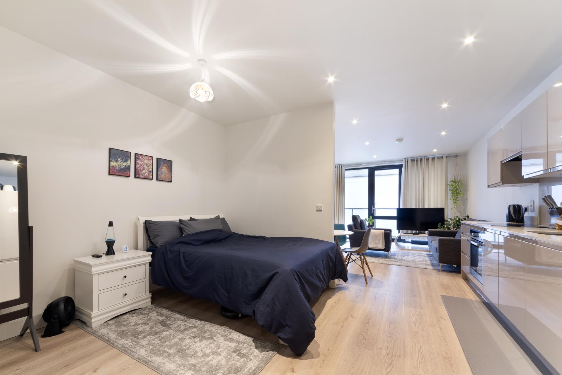 Flat New Village Avenue in Greater London