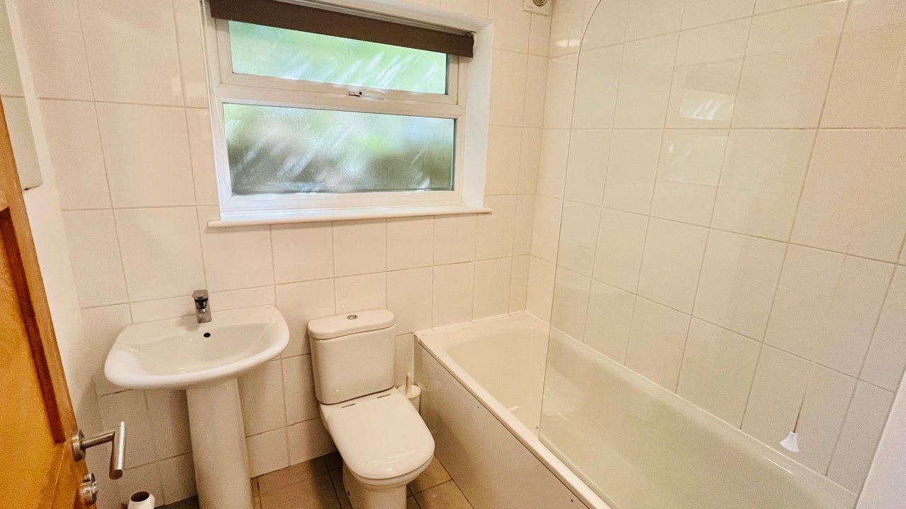 House Brentmead Close in Greater London