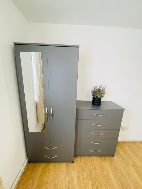 Room Parr Road in Greater London